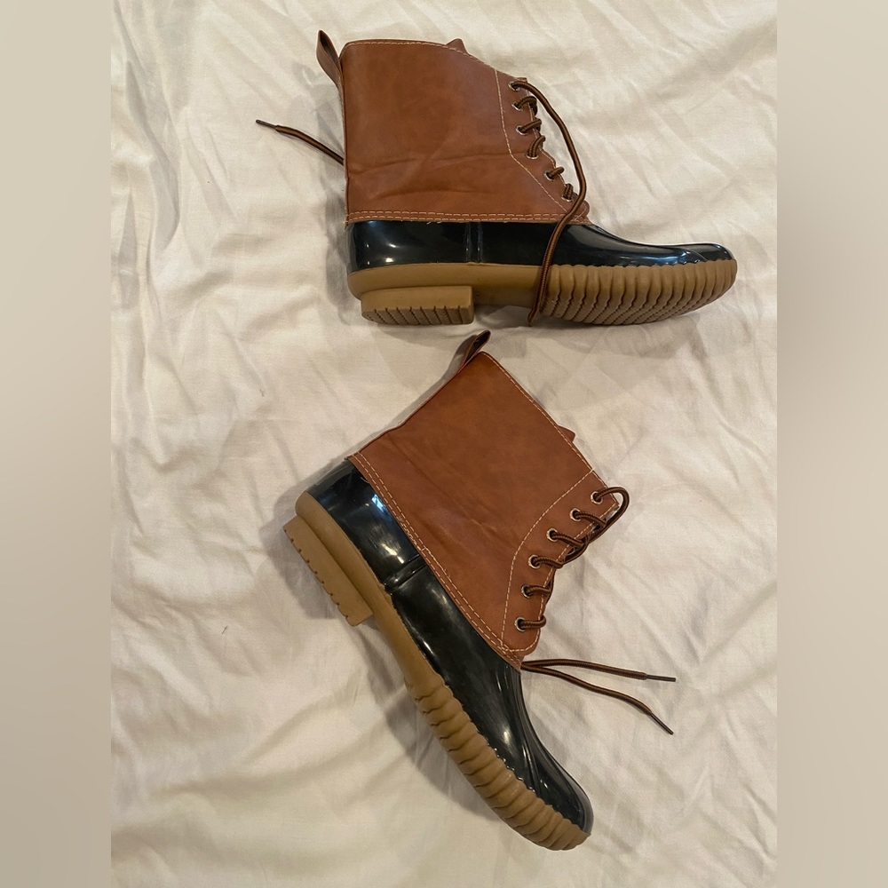 Duck boots size 10